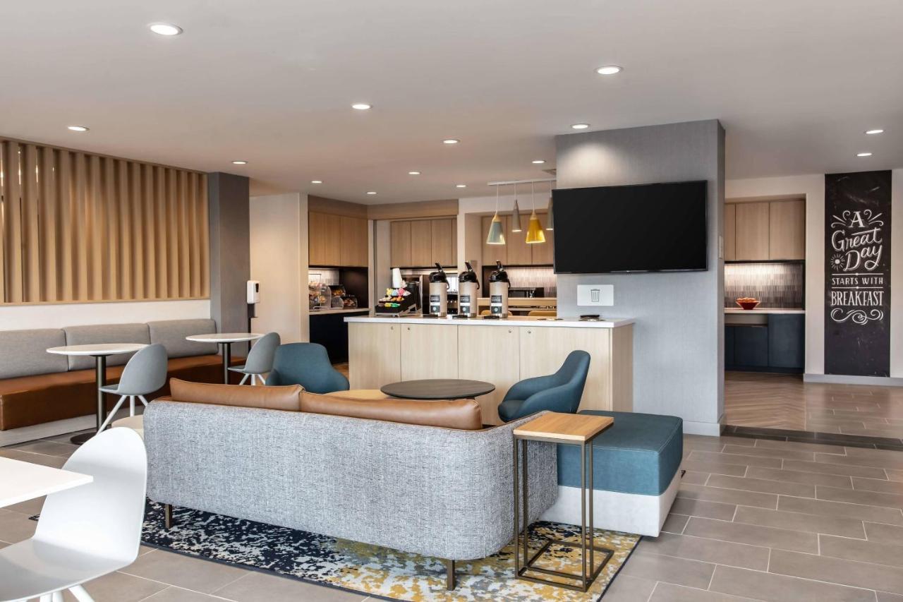 Towneplace Suites By Marriott Milwaukee West Bend Exteriör bild