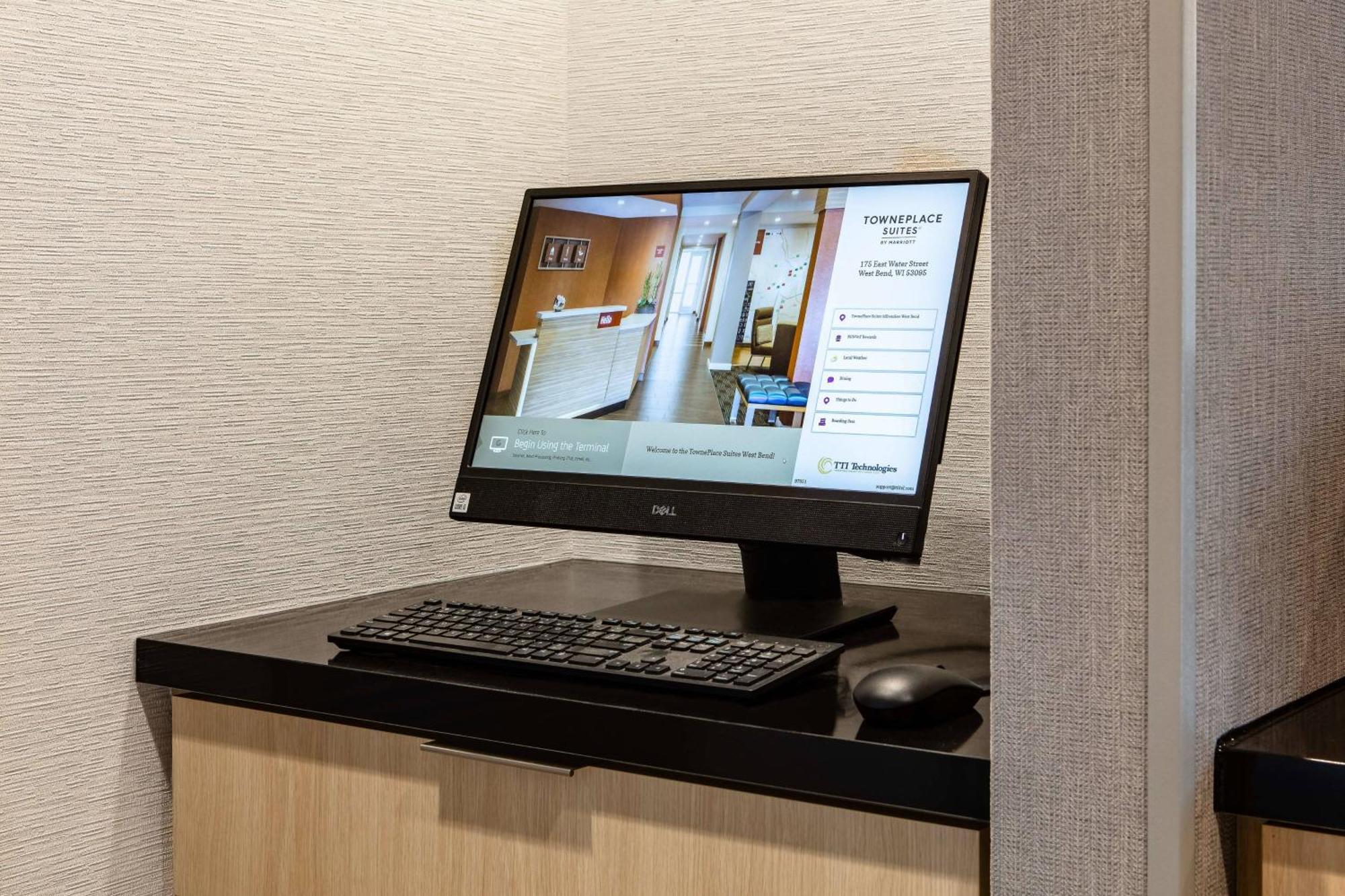 Towneplace Suites By Marriott Milwaukee West Bend Exteriör bild