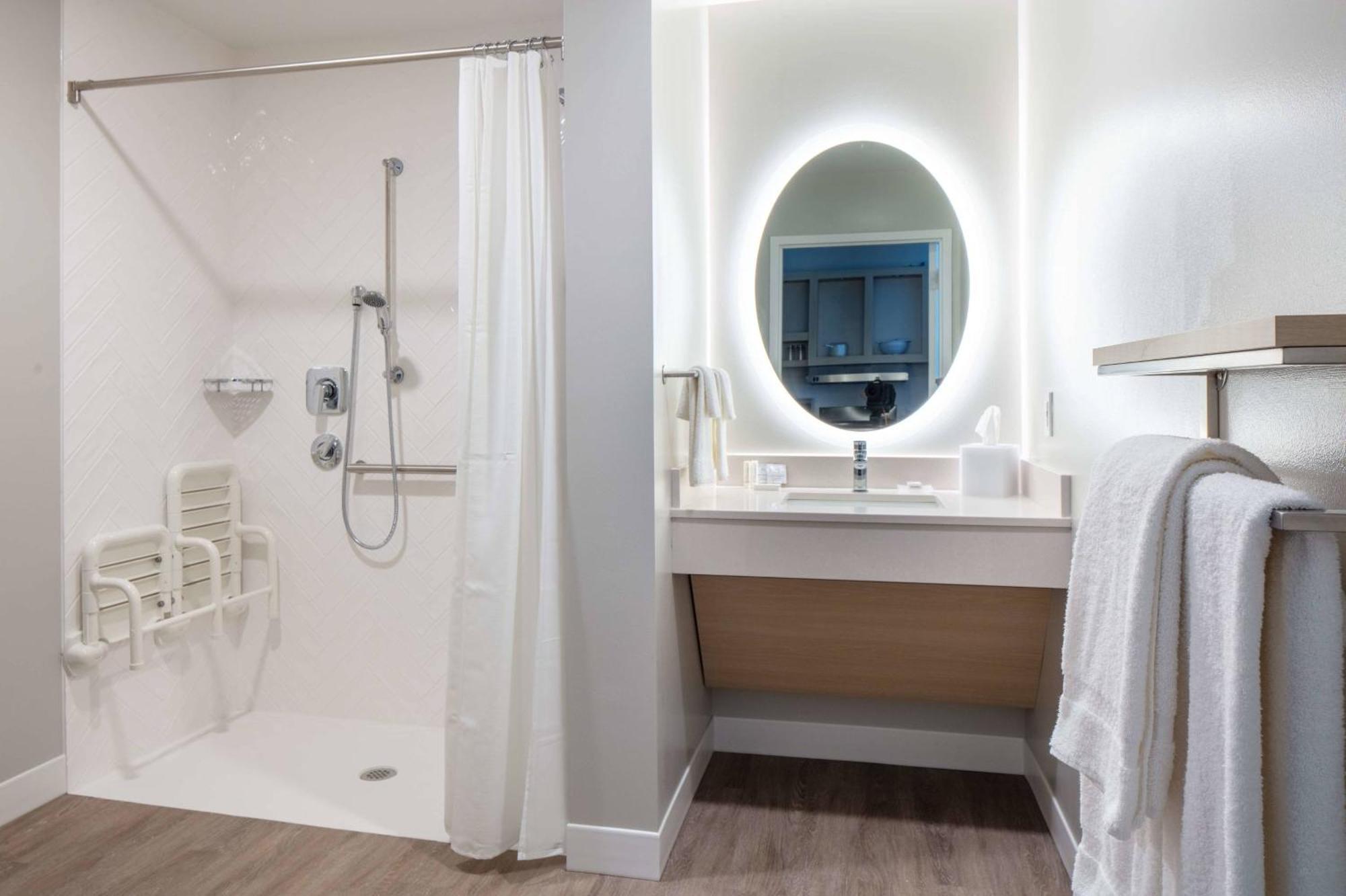 Towneplace Suites By Marriott Milwaukee West Bend Exteriör bild