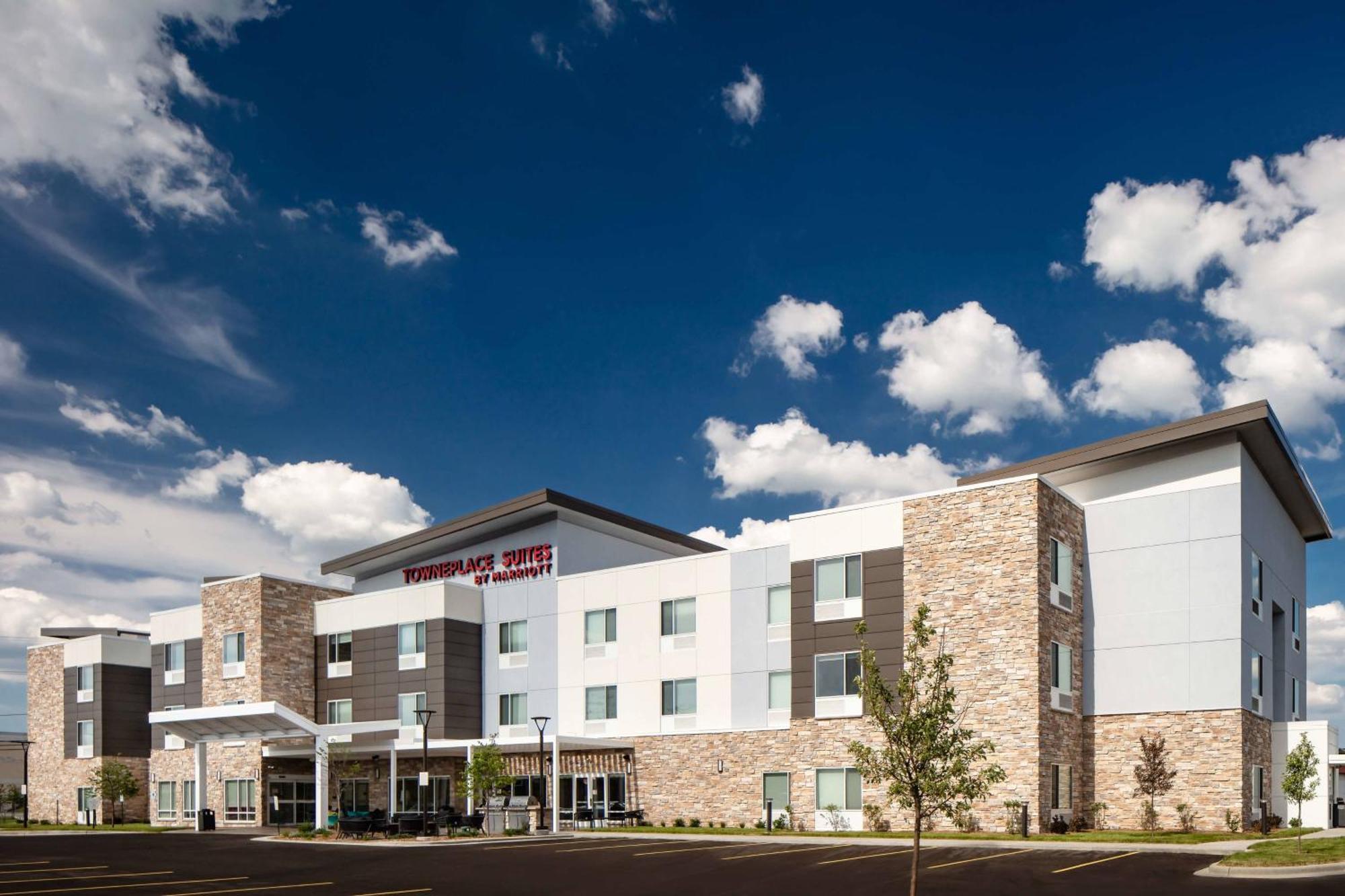 Towneplace Suites By Marriott Milwaukee West Bend Exteriör bild