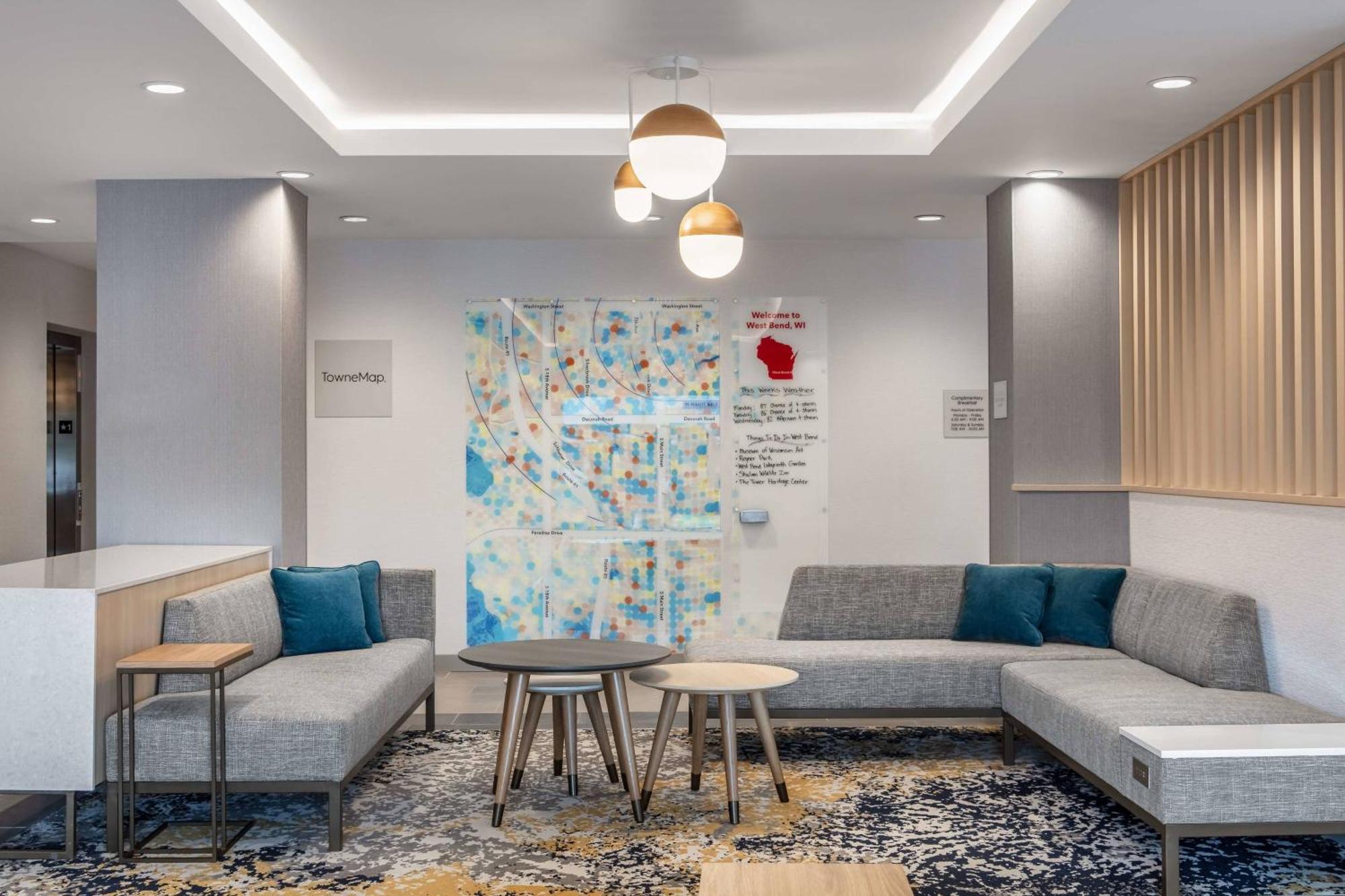 Towneplace Suites By Marriott Milwaukee West Bend Exteriör bild